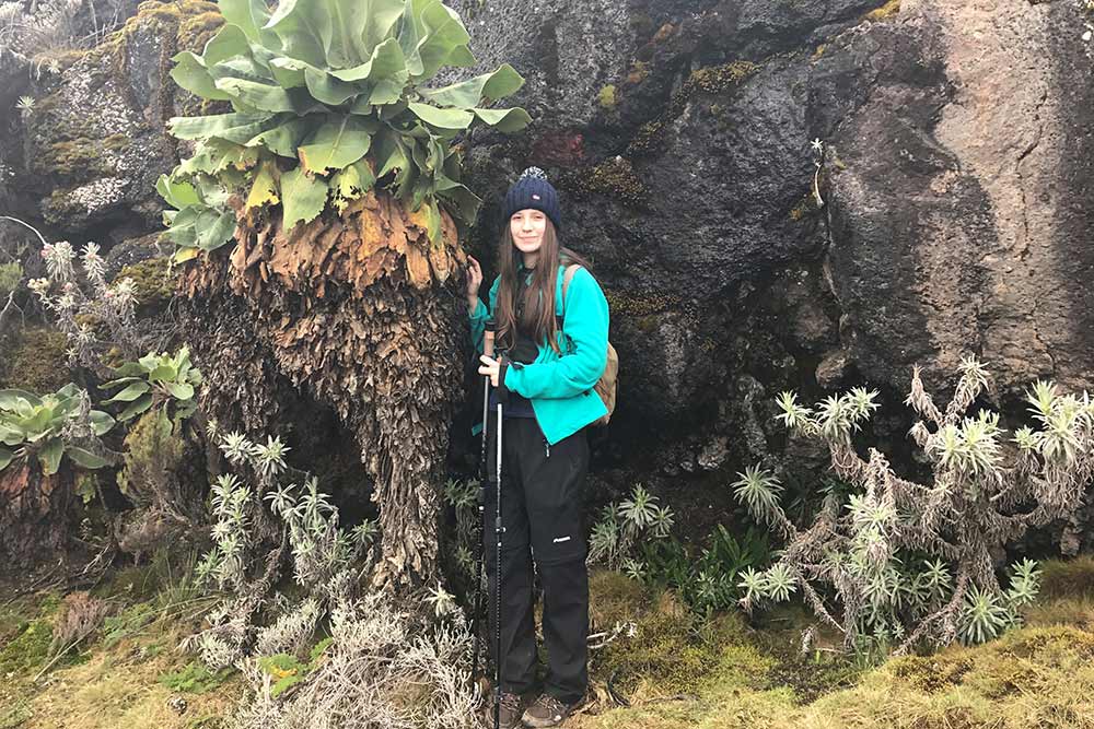 Na zdjęciu Natalia Ulbrych w sportowym stroju - pozuje do zdjęcia przy egzotycznej roślinności.