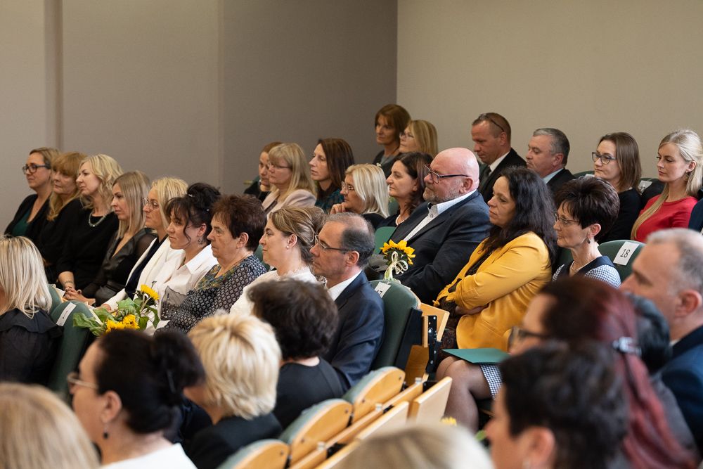 uroczystość wręczenia nagród nauczycielom w sali obrad rady miasta