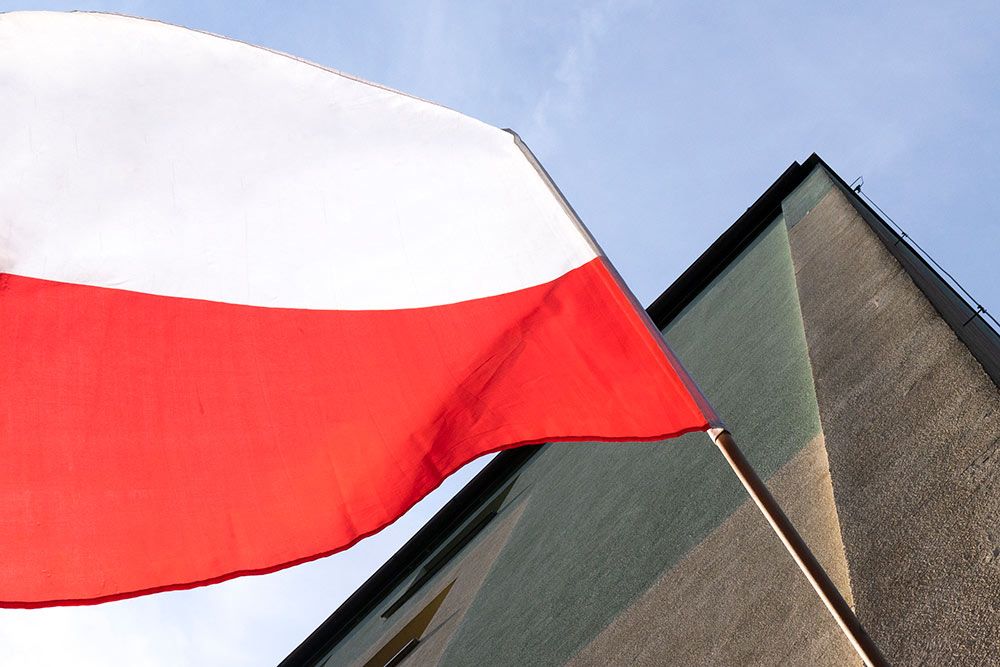 Zdjęcie przedstawia flagę Polski.