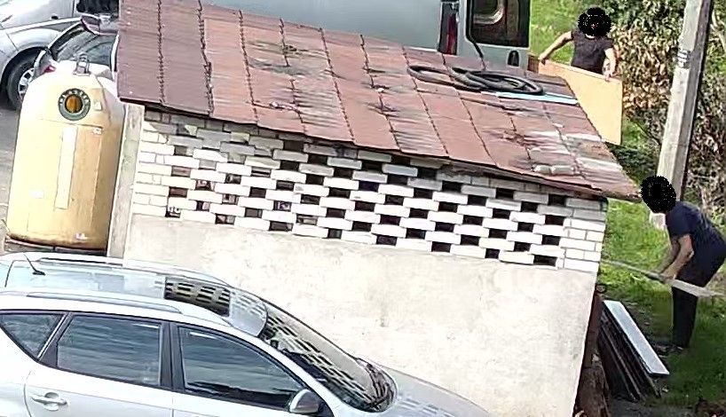 Kadr z monitoringu. Widoczni sprawcy podrzucania odpadów.