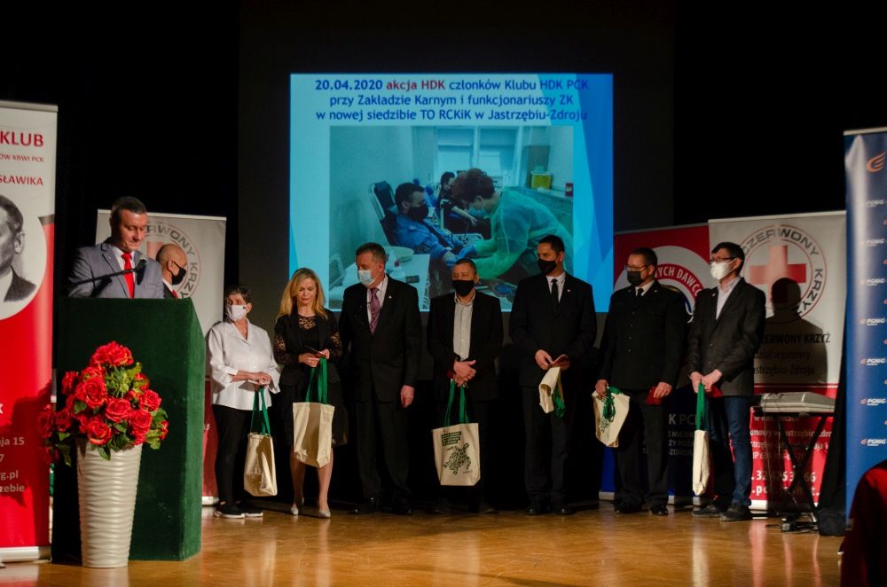 Krwiodawcy odbierają nagrody i odznaczenia.