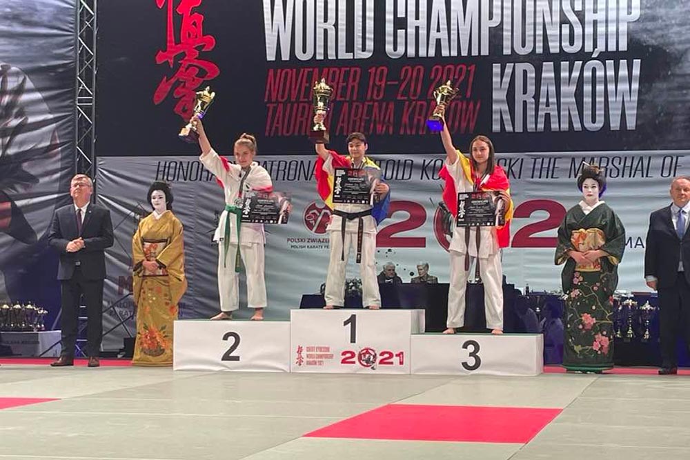 Marta Nalewajek na drugim stopniu podium mistrzostw.