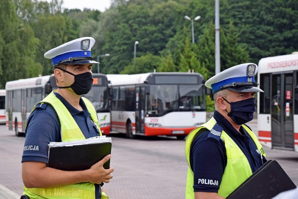 policjanci w czasie kontroli