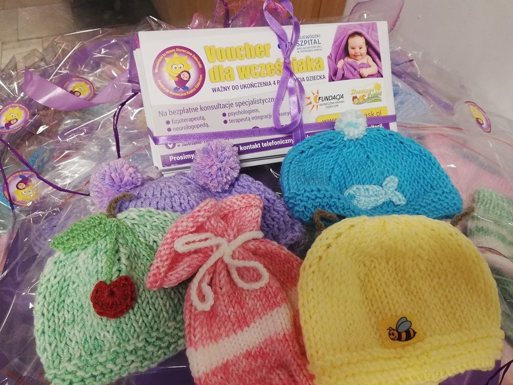 czapeczki i vouchery dla wcześniaków