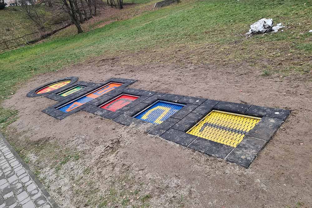 Zdjęcie przedstawia trampoliny naziemne.