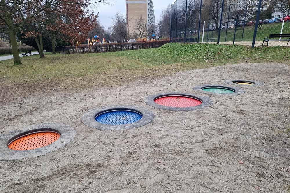 Zdjęcie przedstawia trampoliny naziemne.