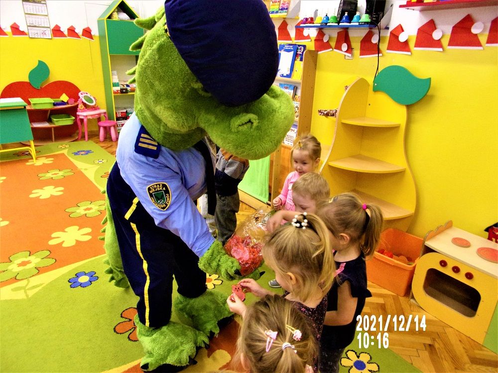 strażnik miejski w przebraniu smokusia w przedszkolu nr 21