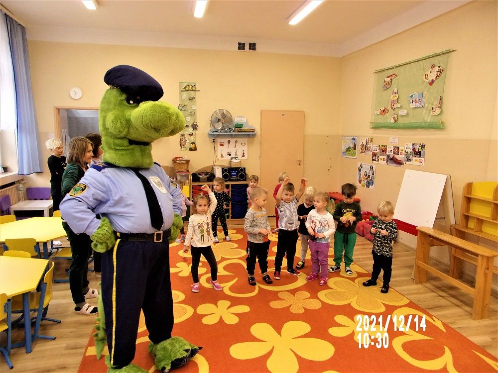 strażnik miejski w przebraniu smokusia w przedszkolu nr 21