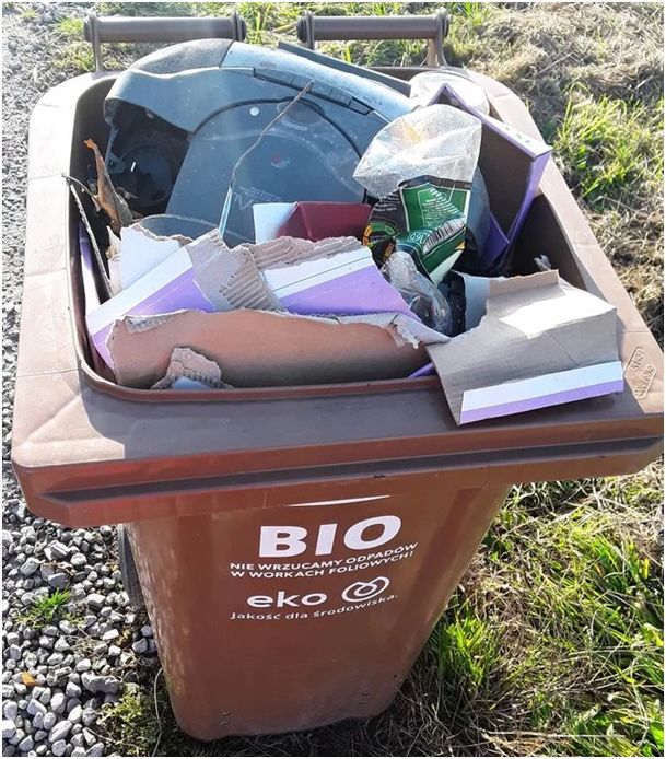 Radiomagnetofon w pojemniku na bioodpady