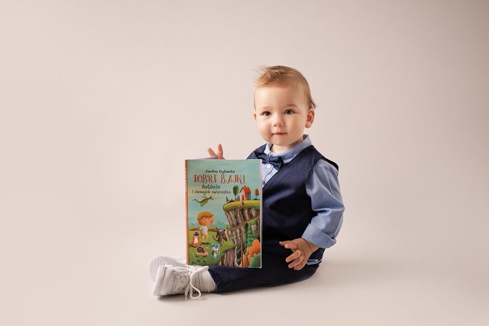 mały chłopiec trzyma książkę