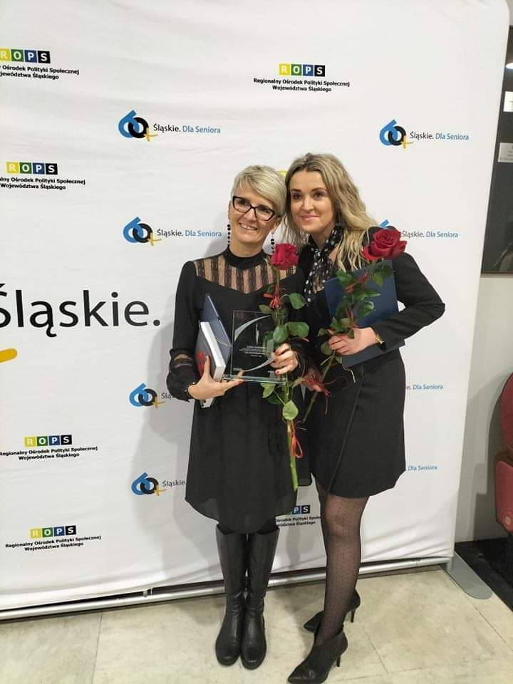 Nagrodzone pracownice OPS ze statuetką