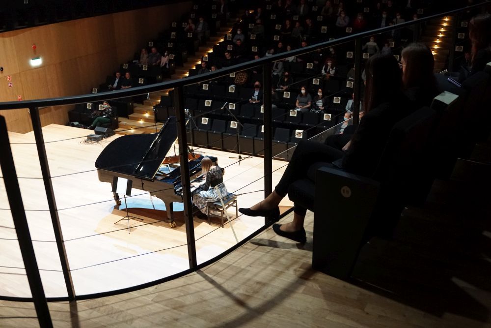 Wykonawca, grający na fortepianie - widok z antresoli