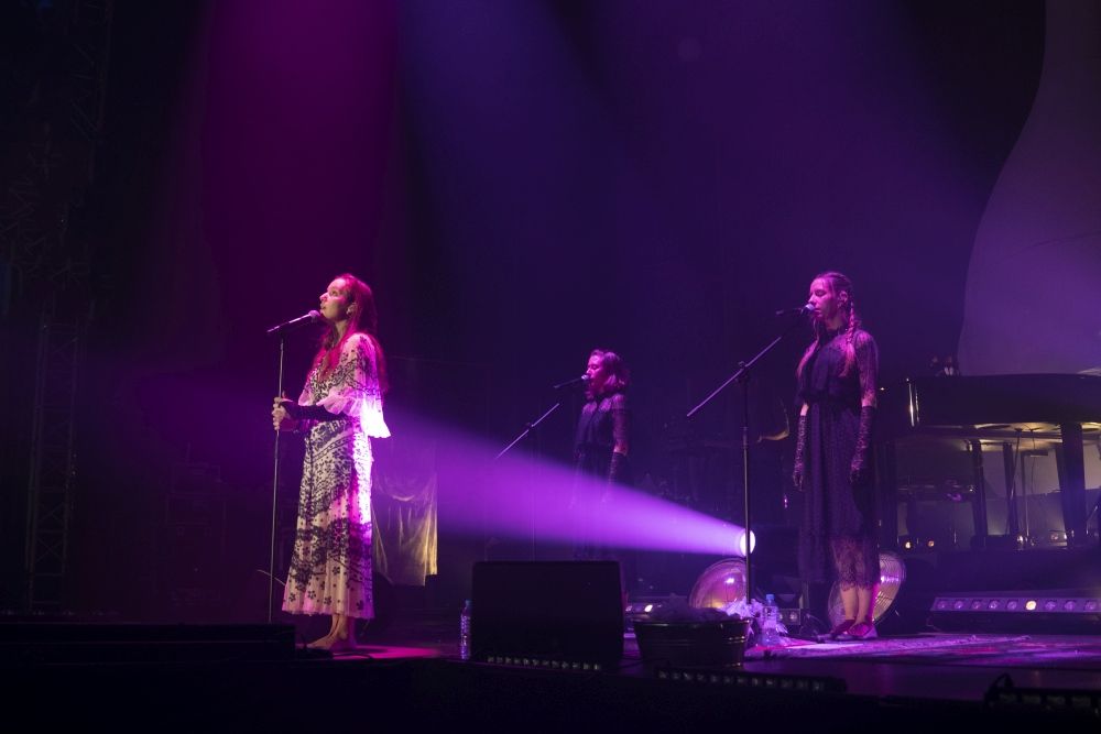 sanah na scenie w hali widowiskowo-sportowej