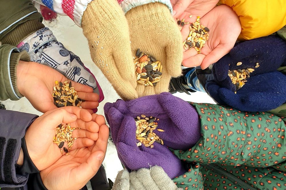 dzieci trzymają w dłoniach ziarenka