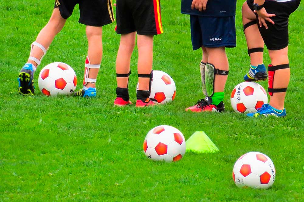 nogi dzieci na boisku