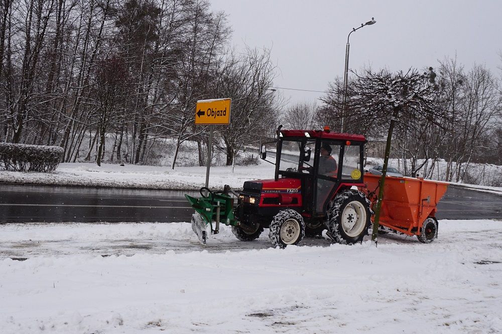 ciągnik na ośnieżonej ulicy