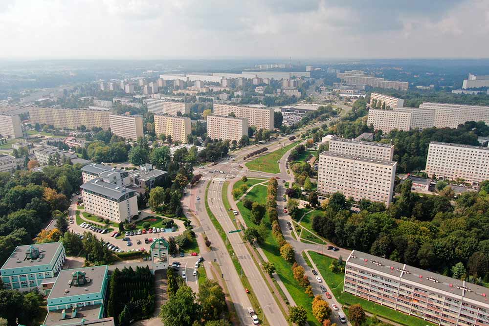 Zdjęcie przedstawia panoramę miasta z lotu ptaka.