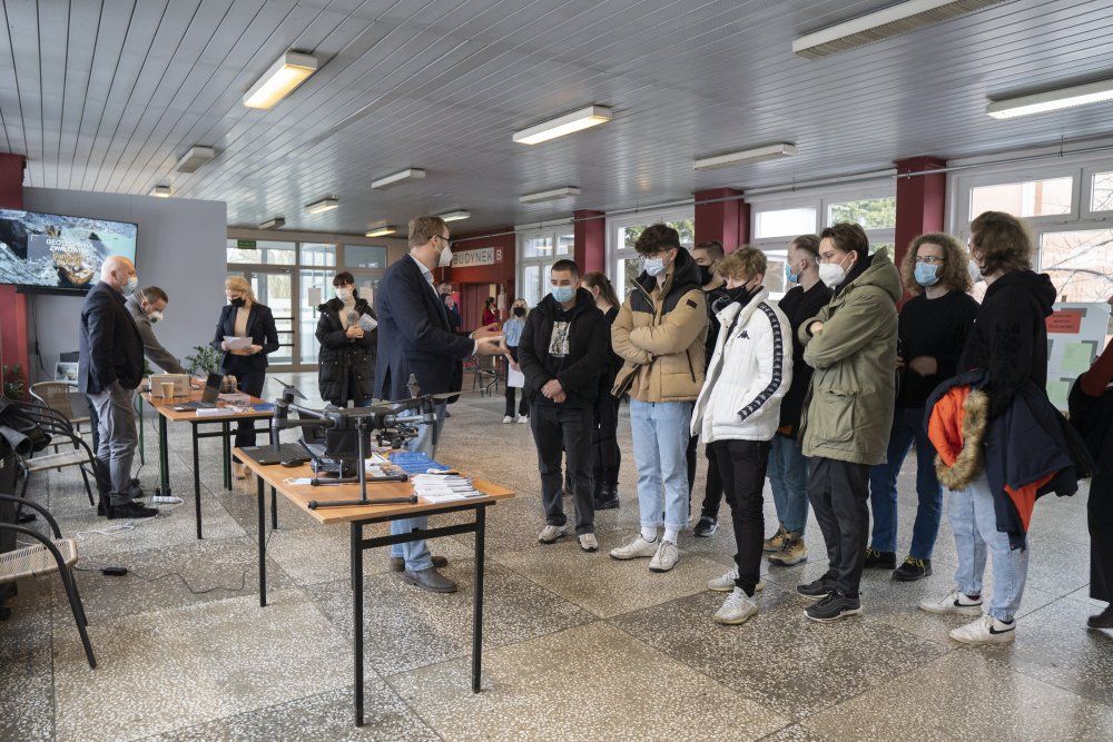 Zdjęcie przedstawia uczniów klas maturalnych przy stoisku Politechniki Śląskiej.