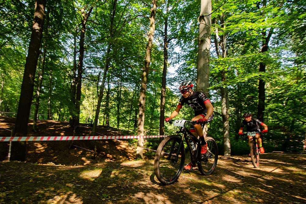 Zdjęcie archiwalne - dwóch zawodników ściga się na trasie przy OWN.