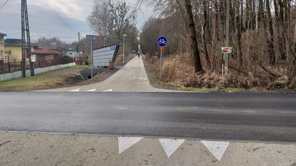 wiata z ładowarką i stacją naprawczą na żelaznym szlaku rowerowym