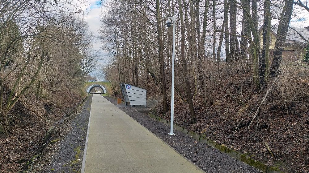 stacja ładowania i naprawiania rowerów na żelaznym szlaku rowerowym