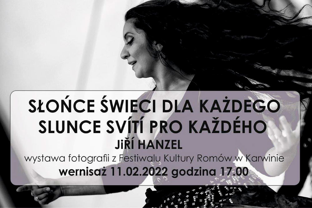Fotografia tańczącej kobiety. Zdjęcie czarno-białe.