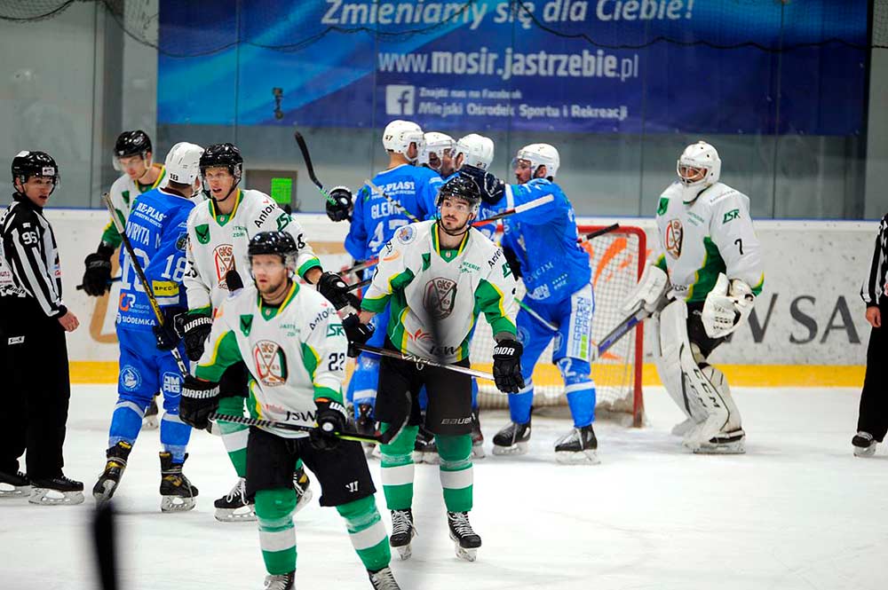 Zawodnicy JKH zjeżdżają do boksu po straconym golu.