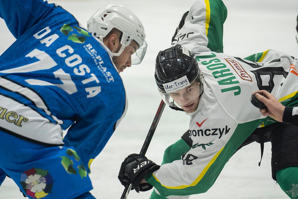 Zawodnicy Unii i JKH przed wznowieniem gry.