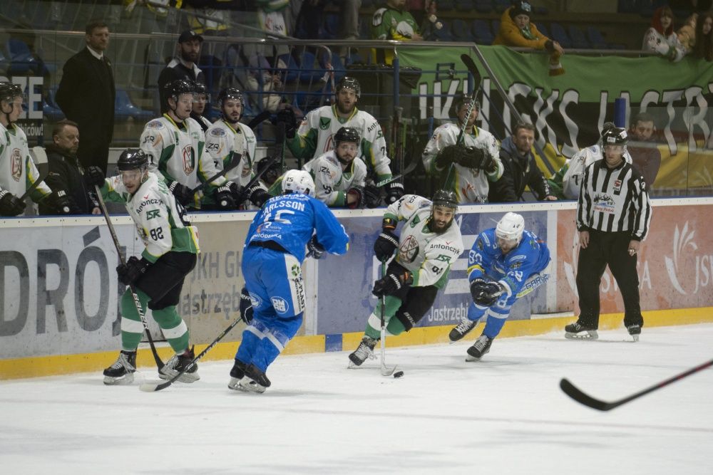 Akcja w środkowej części tafli.