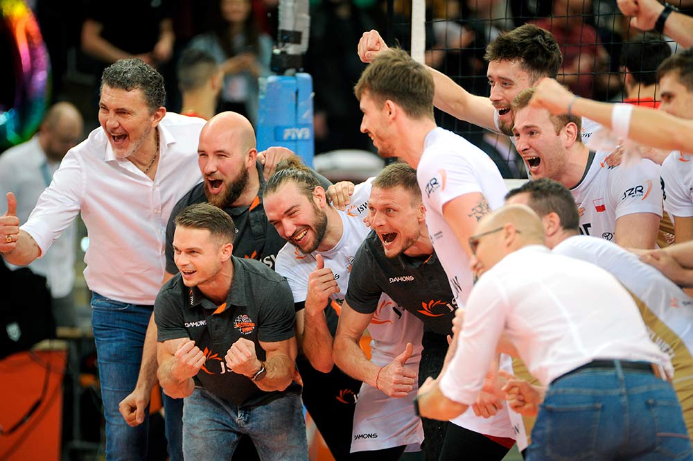 Radość zawodników i sztabu po meczu.