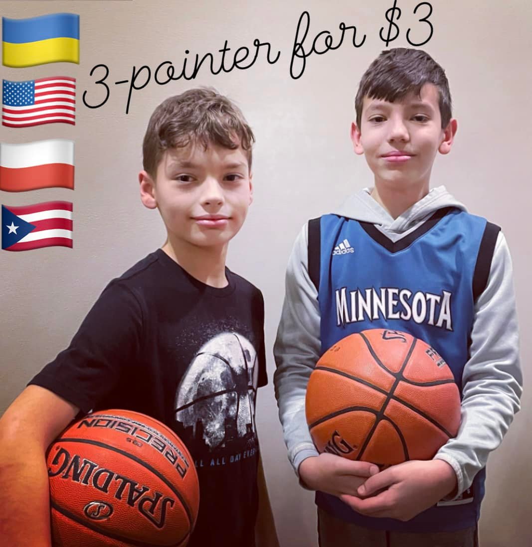 Dwaj chłopcy z piłkami do koszykówki