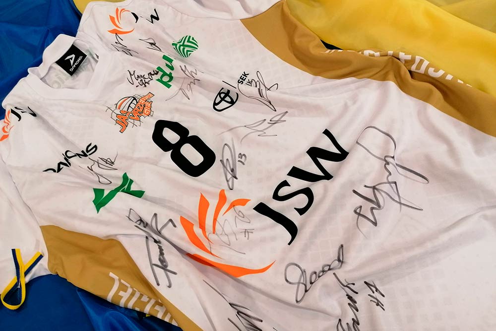 Jastrzębscy artyści zagrają dla Ukrainy. Koszulka Jastrzębskiego Węgla z podpisami.