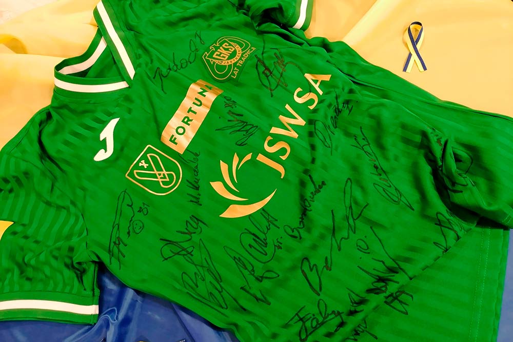 Jastrzębscy artyści zagrają dla Ukrainy. Koszulka GKS z podpisami.