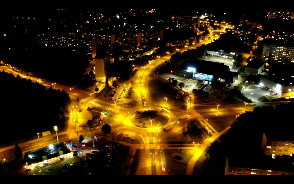 Oświetlone rondo nocą