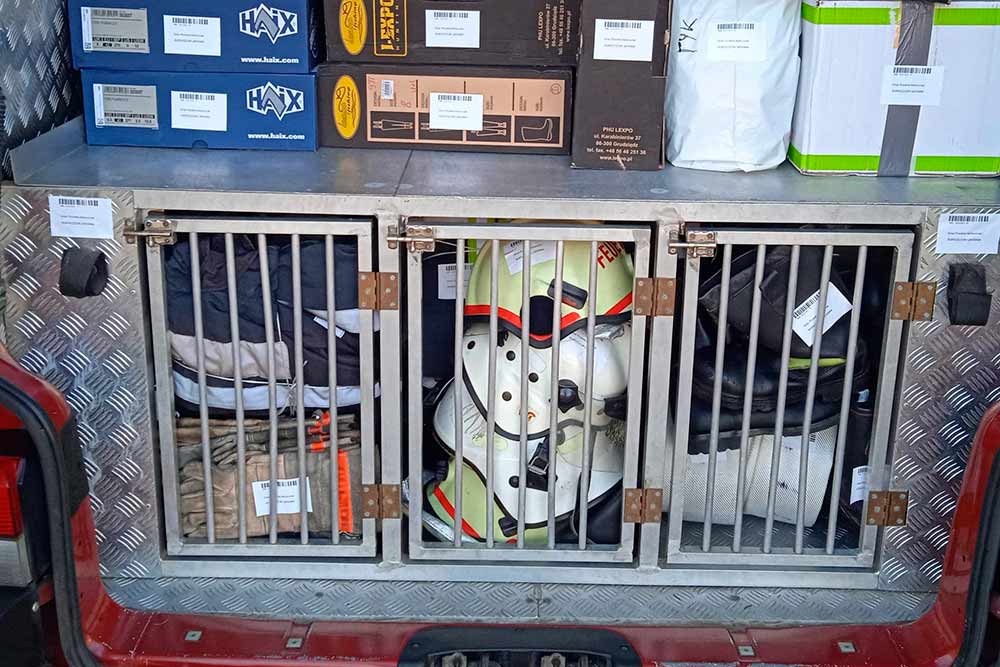 Zawartość bagażnika - dary i sprzęt strażacki.