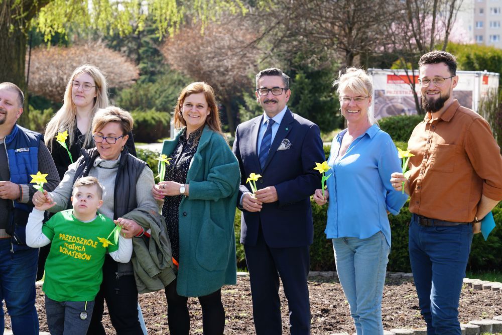 Dyrekcja przedszkola z prezydentem Cichowiczem i uczestnikami akcji