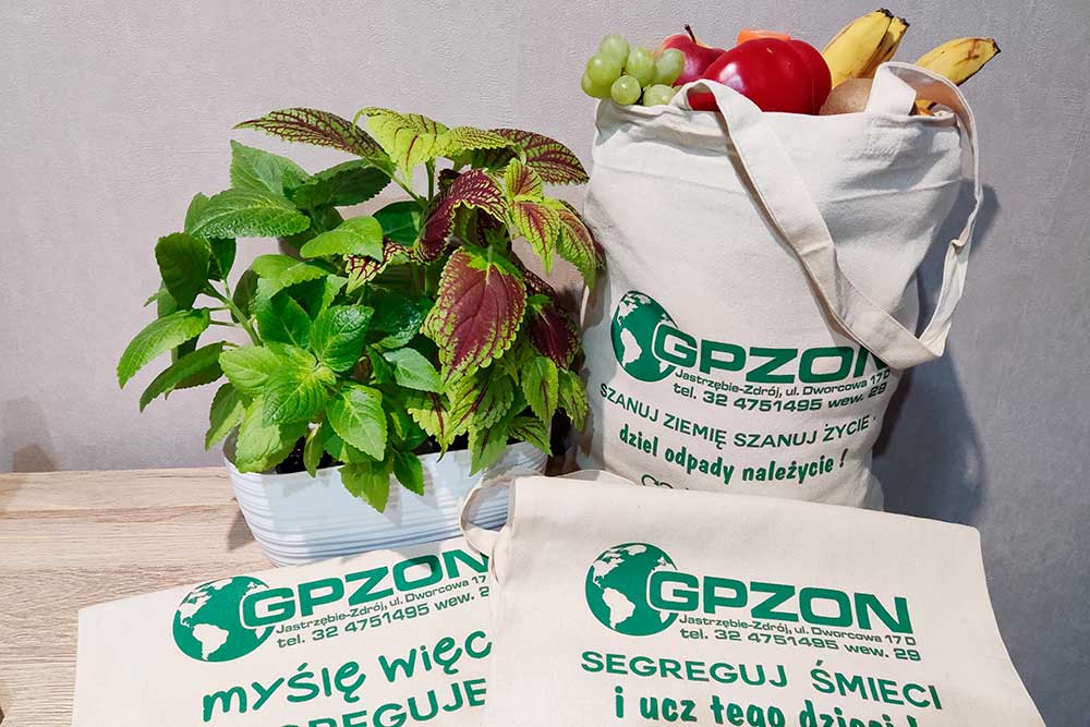 Zdjęcie przedstawia bawełniane torby.