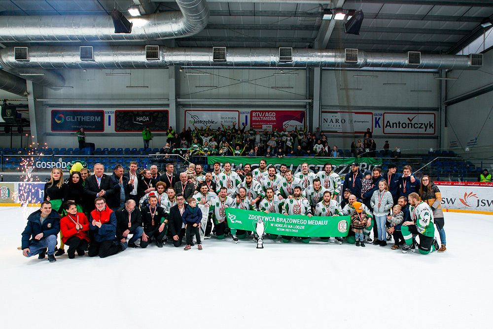 Zdjęcie grupowe z pucharem.