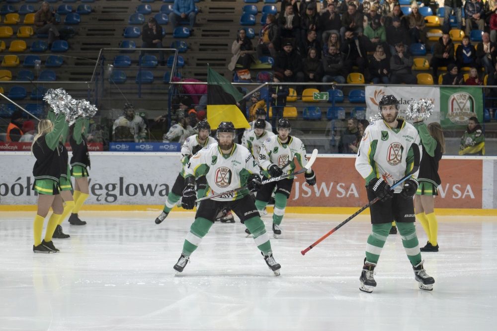 Zawodnicy JKH wyjeżdżają na lód.