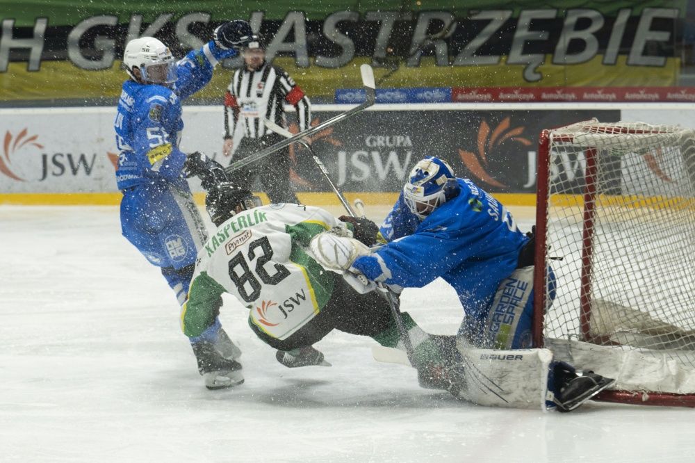 Kasperlik wpada w bramkarza.