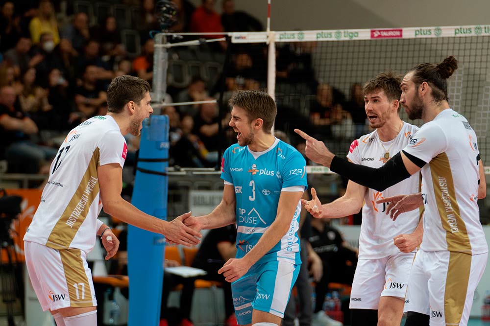 Zawodnicy Jastrzębskiego Węgla cieszą się po wygranej akcji.