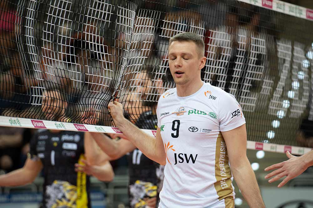 Zawodnik Jastrzębskiego Węgla patrzy w dół po nieudanej akcji.