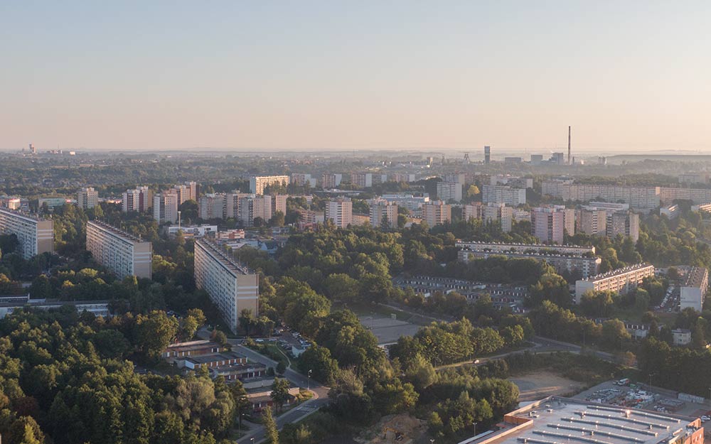 Widok na panoramę miasta z lotu ptaka - dron.
