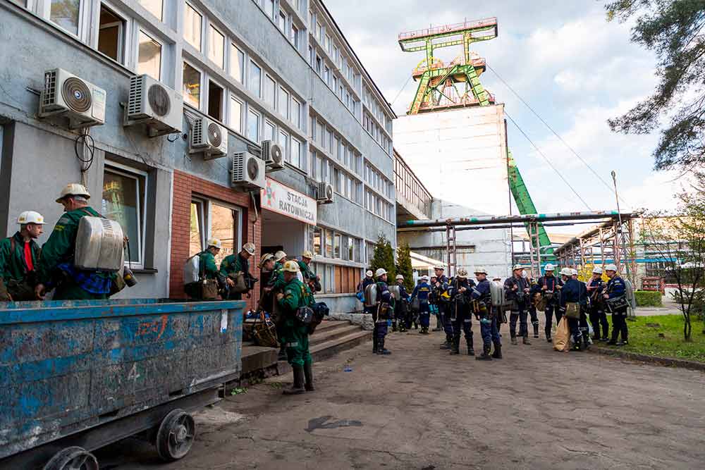 Ratownicy zbierają się przed akcją.