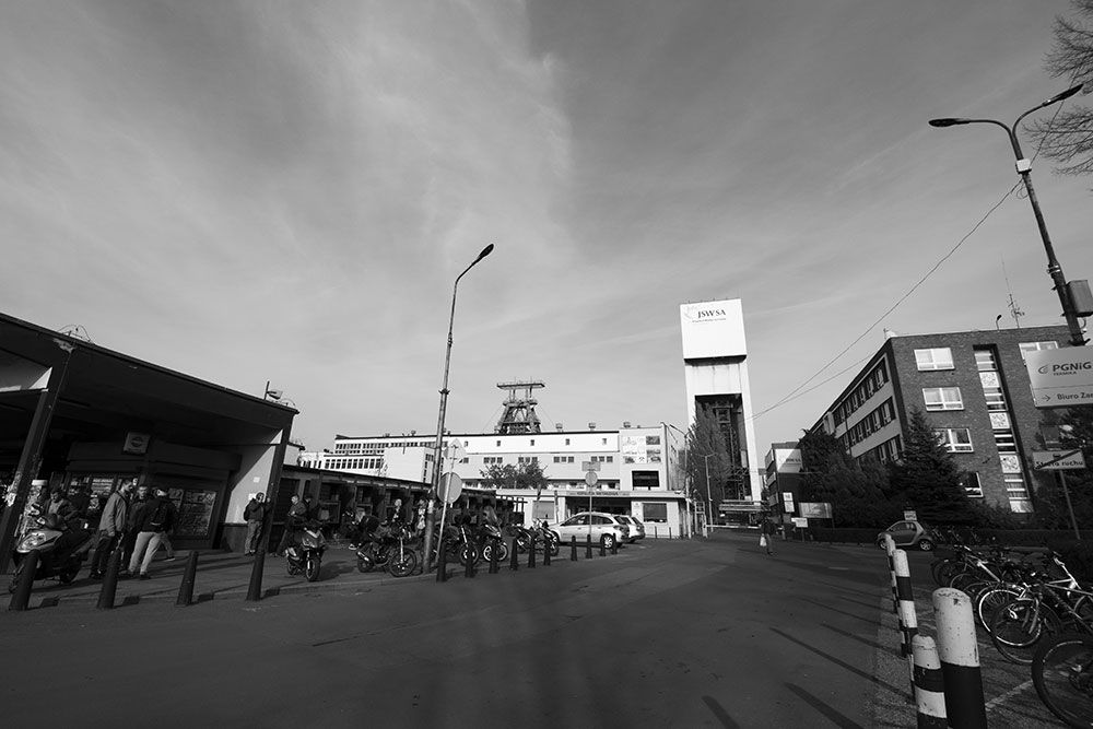 Widok na bramę główną kopalni KWK Zofiówka.