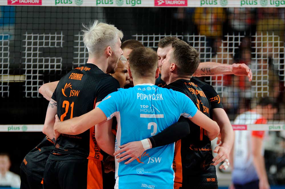 Zawodnicy cieszą się po zdobyciu punktu.