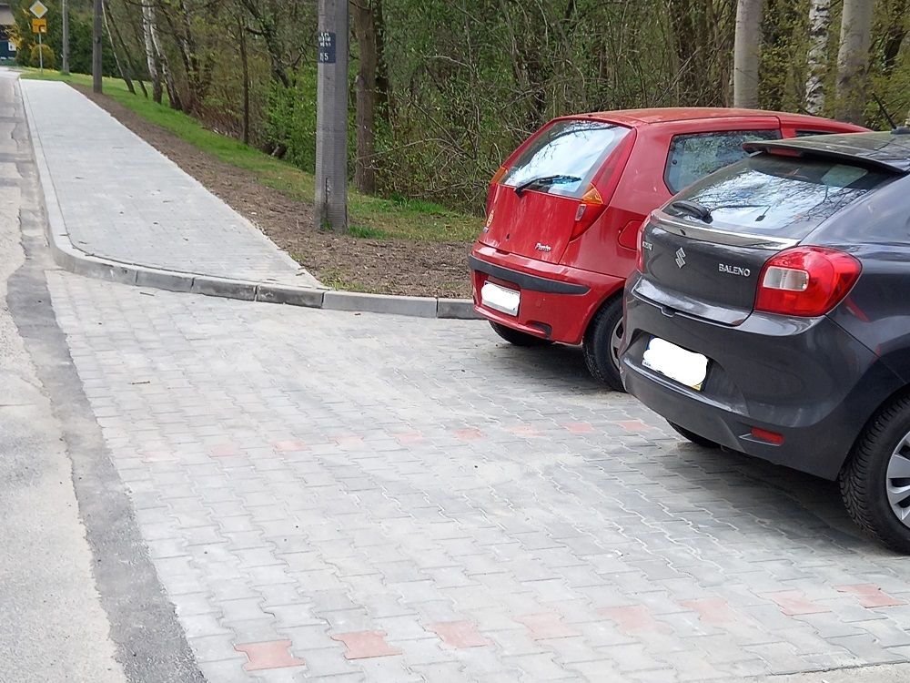 dwa zaparkowane samochody