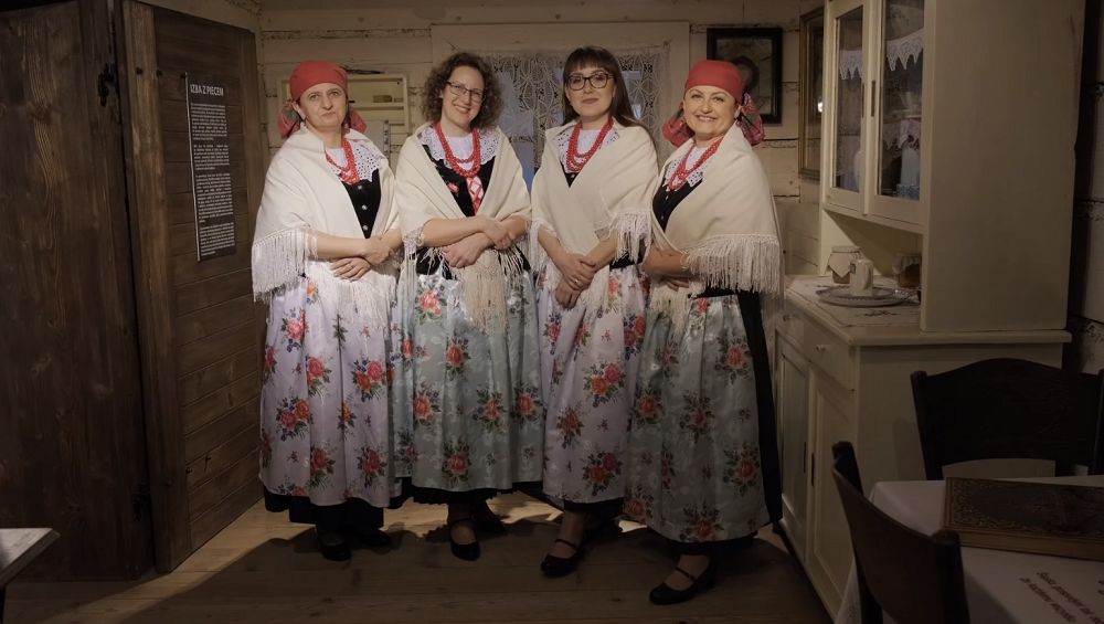 członkinie koła gospodyń wiejskich Bzie w tradycyjnych strojach