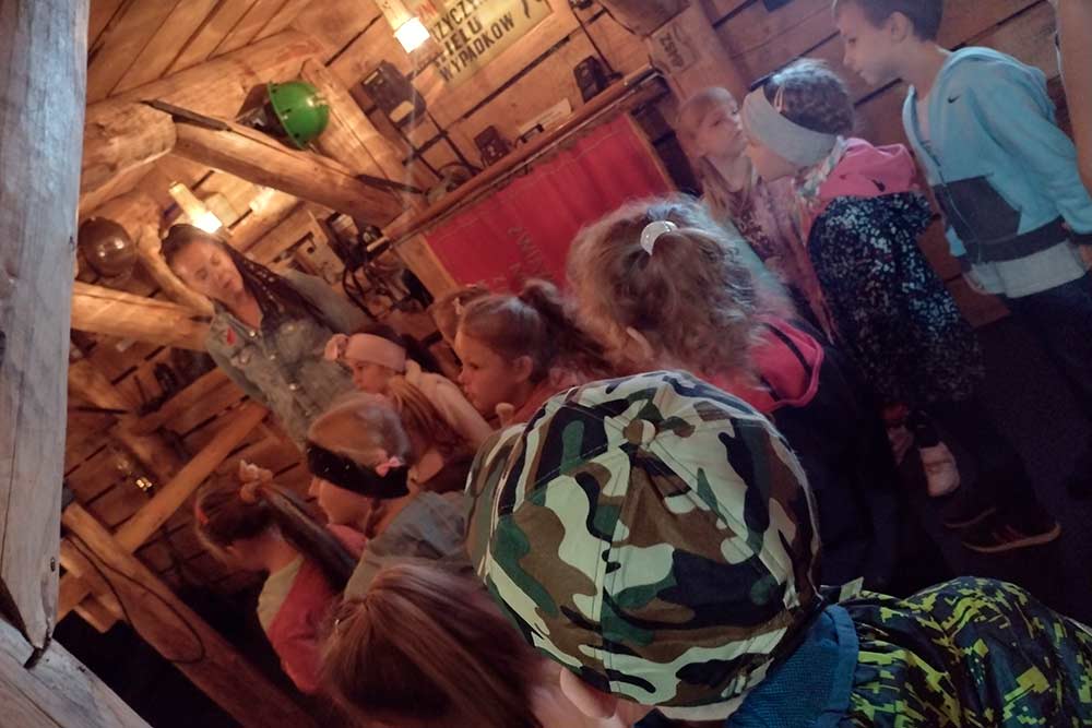 Dzieci słuchają wykładu w Galerii Historii Miasta.