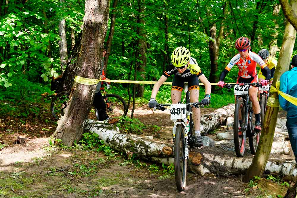 Zdjęcie przedstawia zawodniczkę startująca w zawodach.